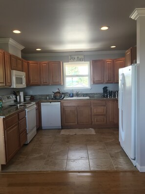 冷蔵庫、電子レンジ、オーブン、コンロ