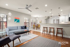 Smart TV, Netflix, Hulu, streaming services