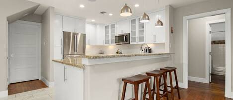 Kühlschrank, Mikrowelle, Ofen, Herdplatte