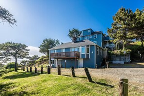 Exterior - RUSTIC, VINTAGE OCEAN VIEW SUITE W/FULL KITCHEN, SHARED VIEW DECK&WOOD BURN FP (Lincoln City)