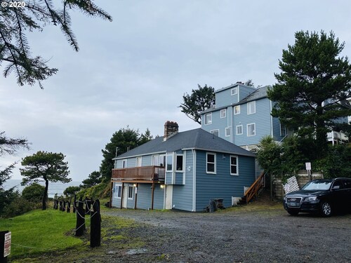 RUSTIC, VINTAGE OCEAN VIEW SUITE W/FULL KITCHEN, SHARED VIEW DECK&WOOD BURN FP