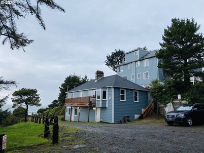 RUSTIC, VINTAGE OCEAN VIEW SUITE W/FULL KITCHEN, SHARED VIEW DECK&WOOD BURN FP