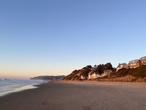 On the beach - RUSTIC, VINTAGE OCEAN VIEW SUITE W/FULL KITCHEN, SHARED VIEW DECK&WOOD BURN FP (Lincoln City)