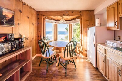 RUSTIC, VINTAGE OCEAN VIEW SUITE W/FULL KITCHEN, SHARED VIEW DECK&WOOD BURN FP