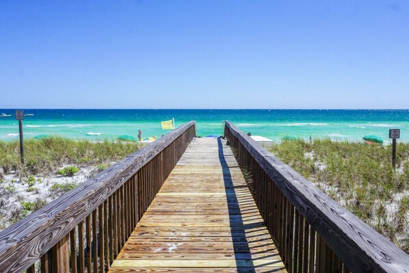 On the beach - Second-Floor Ocean & Gulf Front Condo w/Free WiFi, 2 Balconies, Shared Pool, A/C (Destin)