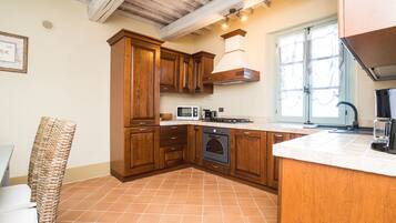 Frigorifero, microonde, forno, piano cottura