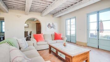 TV, caminetto, lettore DVD