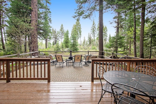 Two-Story Golf Course Home w/ WiFi, Deck, Fireplace, Shared Hot Tub/Pool/Sauna