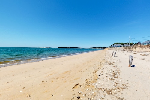 Fresh Oceanfront Cottage w/Free WiFi, Private Beach Access, Deck, & Partial A/C