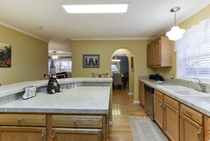 House (Llama House -**Self distance in peace) | Private kitchen | Fridge, cookware/dishes/utensils - Llama House (Omaha)