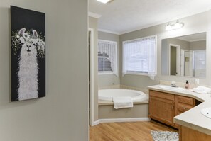 Rumah (Llama House -**Self distance in peace) | Kamar mandi | Sampo