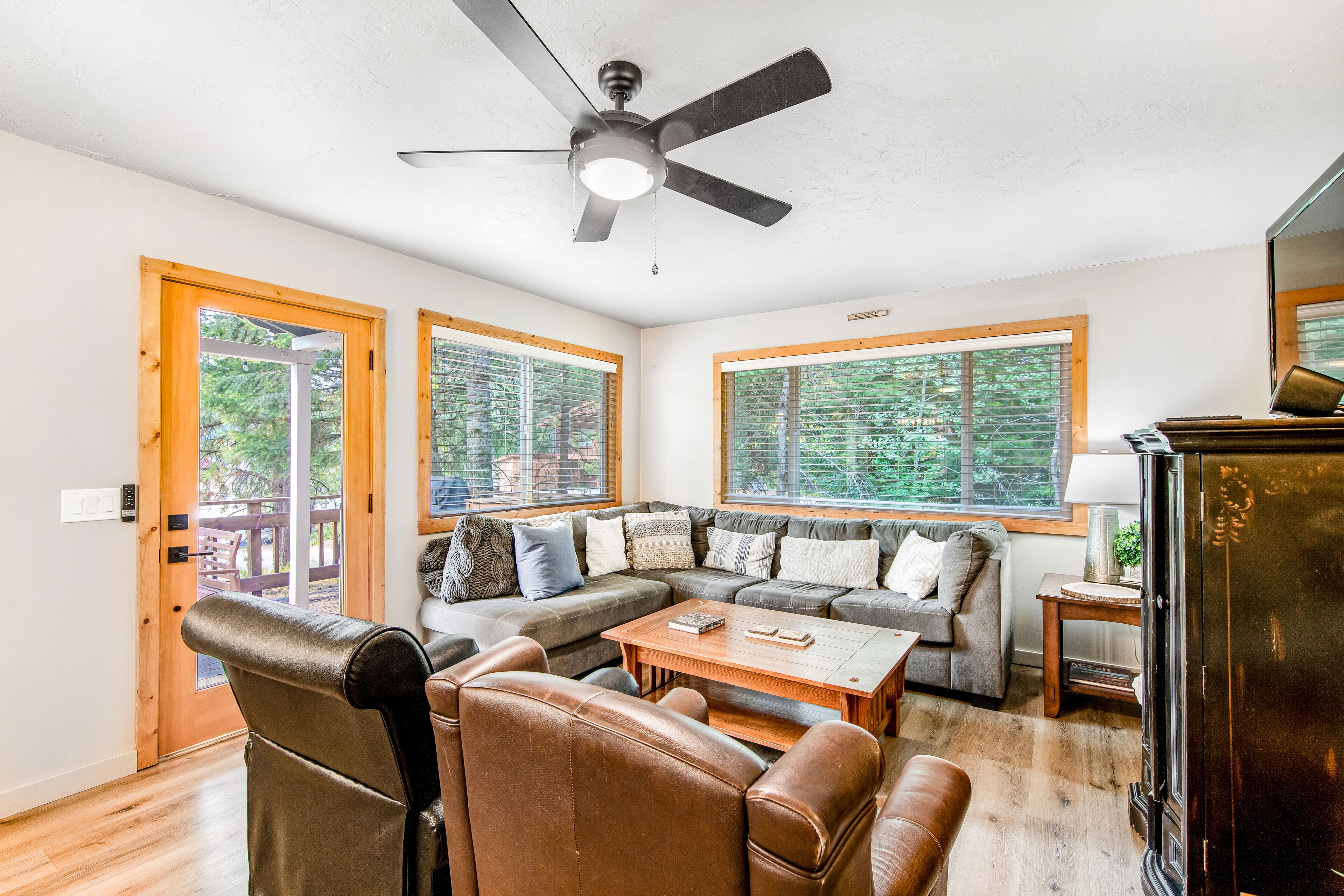 Charming Cabin w/ Private Hot Tub, Free WiFi, Gas Fireplace - Walk to the Beach