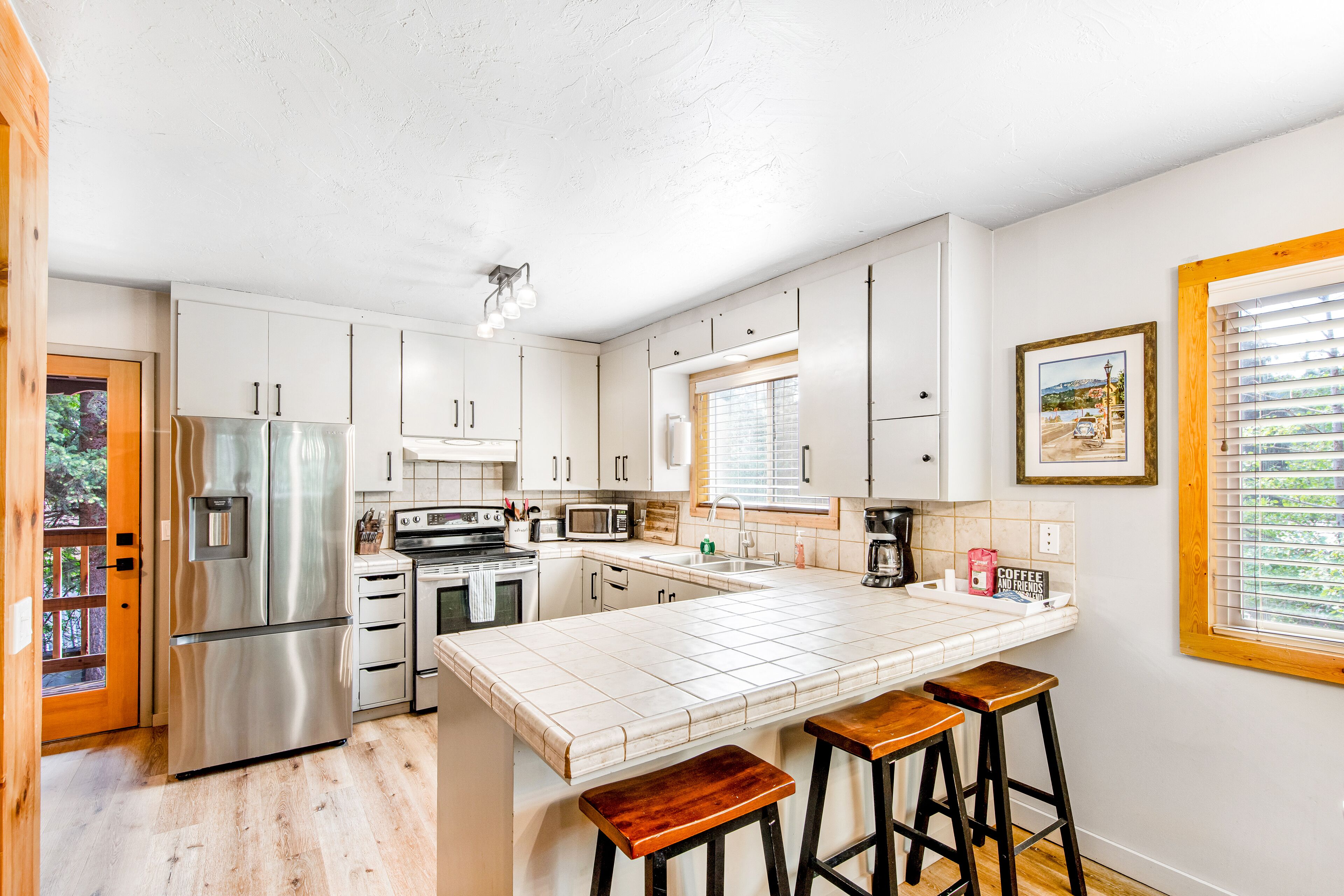 Charming Cabin w/ Private Hot Tub, Free WiFi, Gas Fireplace - Walk to the Beach