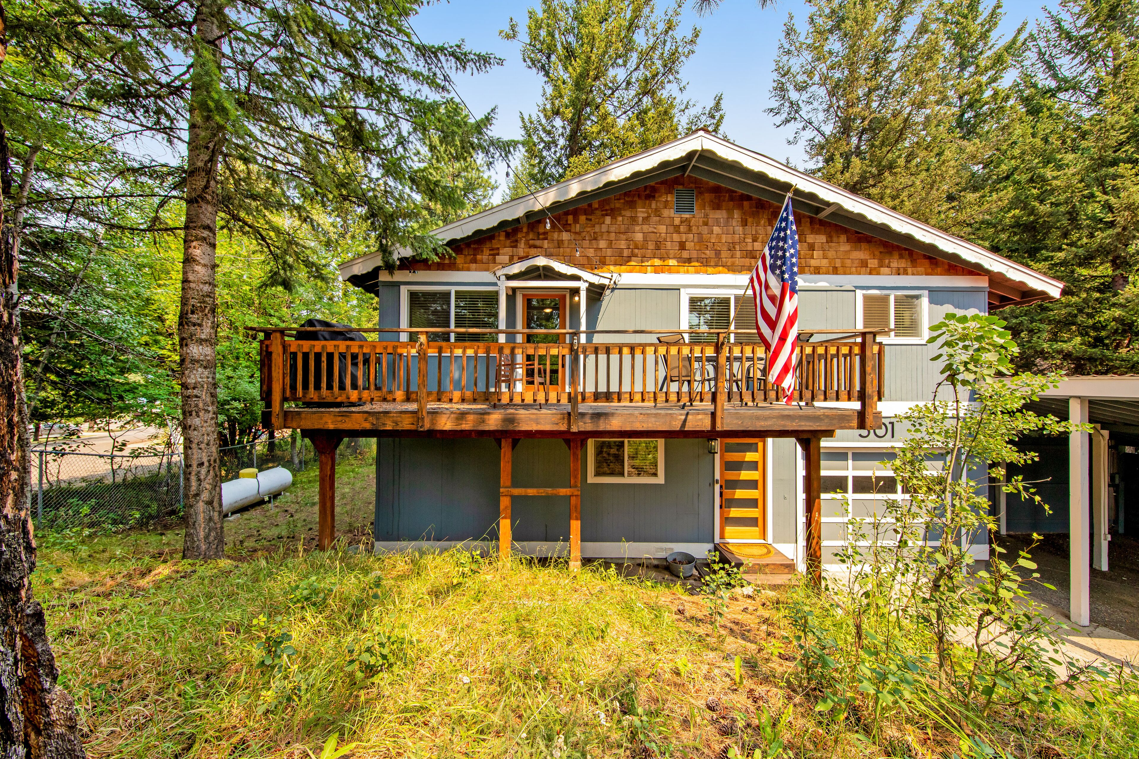 Charming Cabin w/ Private Hot Tub, Free WiFi, Gas Fireplace - Walk to the Beach