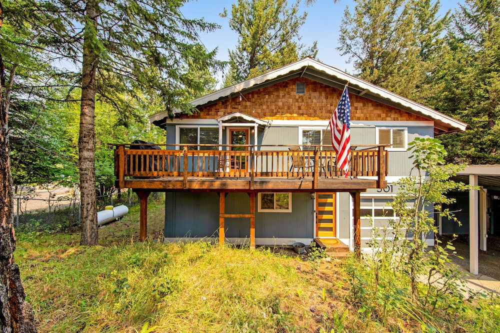 Charming Cabin w/ Private Hot Tub, Free WiFi, Gas Fireplace - Walk to the Beach