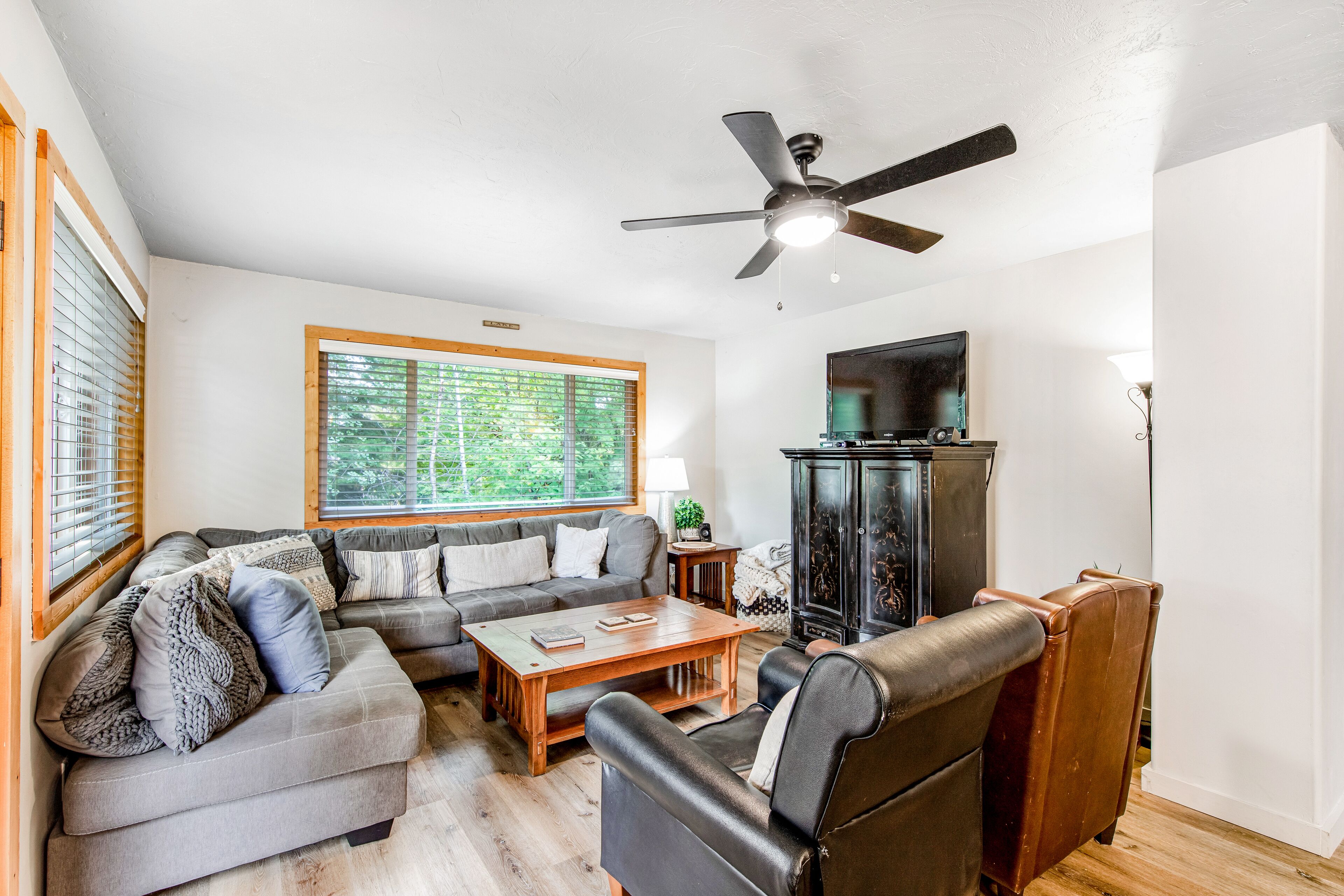 Charming Cabin w/ Private Hot Tub, Free WiFi, Gas Fireplace - Walk to the Beach
