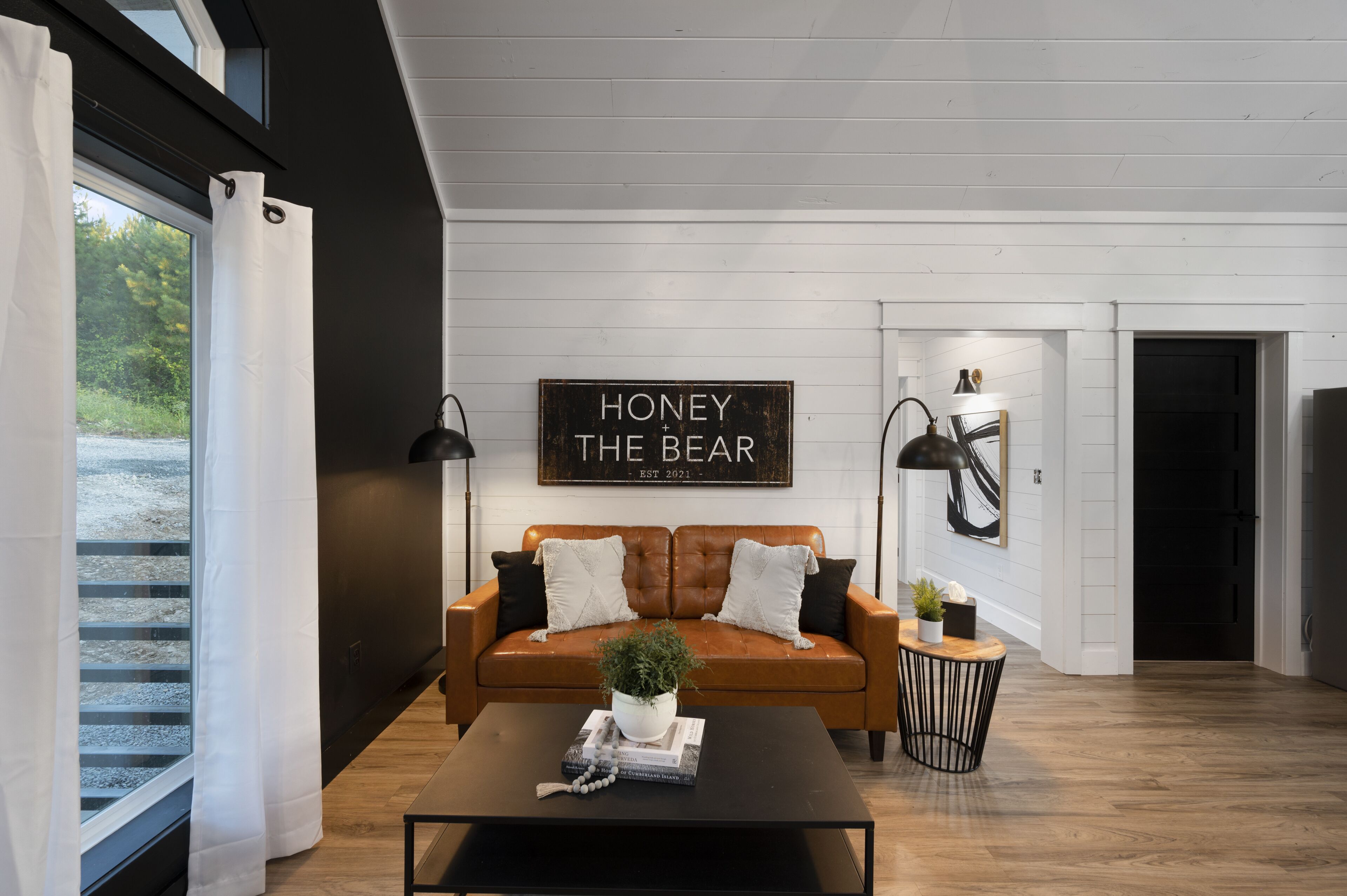 Honey + the Bear - Stunning 2 bedroom farmhouse 