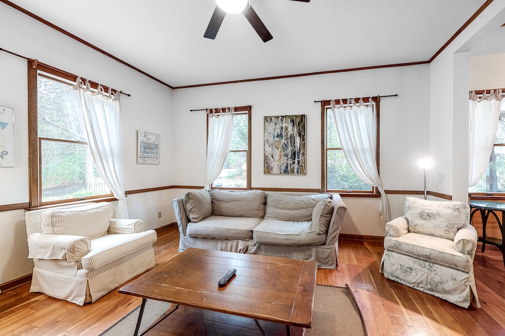 Charming Home with High-Speed WiFi, Washer/Dryer, Furnished Deck, & Gas Grill!