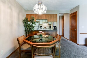 Apartamento (The Roost Royale-NO STAIRS -- Golf/Wa) | Cocina privada | Frigorífico, utensilios de cocina y mesa de comedor