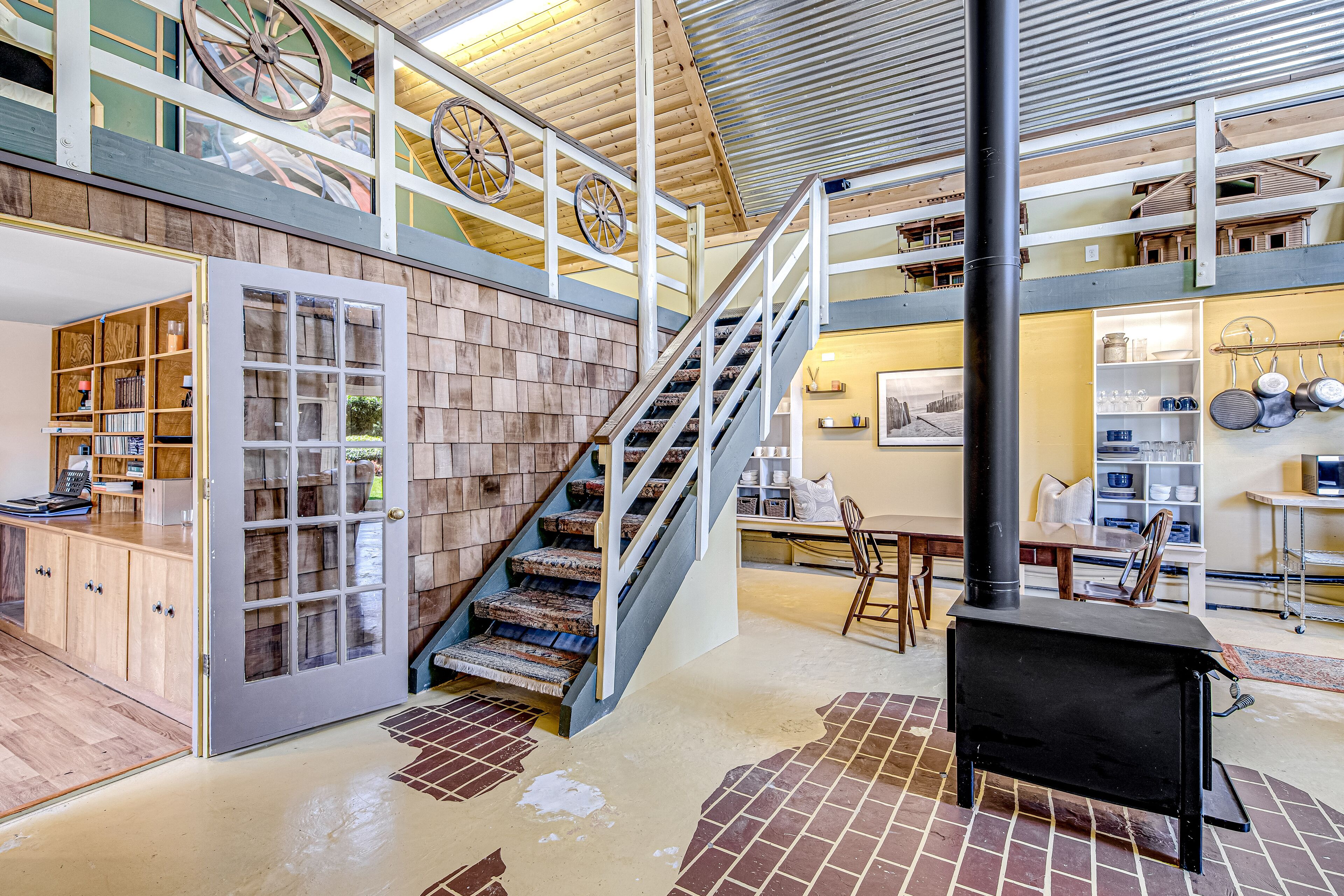 Lovely modern home w/ high speed WiFi, wood stove, full kitchen, & washer/dryer