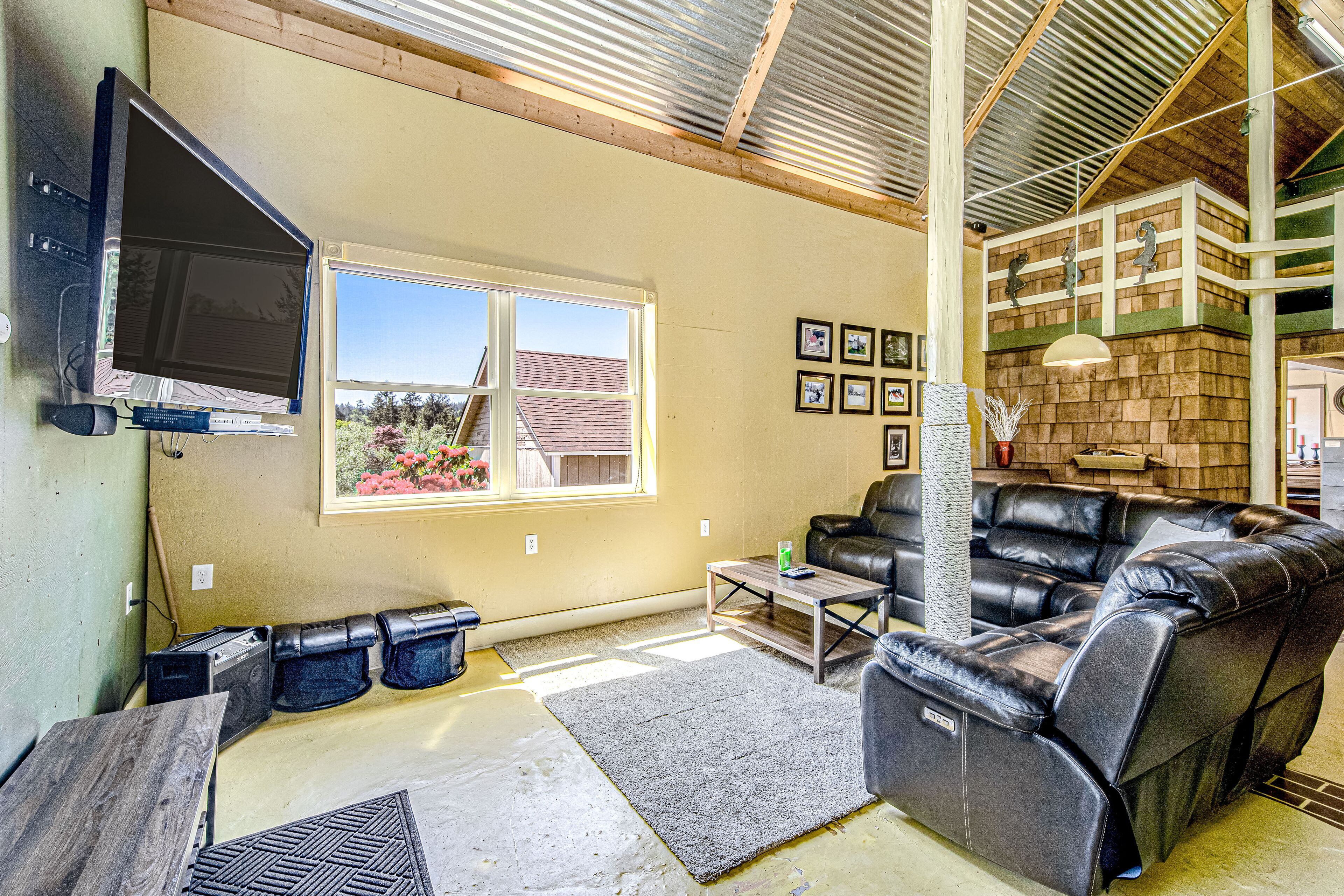 Lovely modern home w/ high speed WiFi, wood stove, full kitchen, & washer/dryer