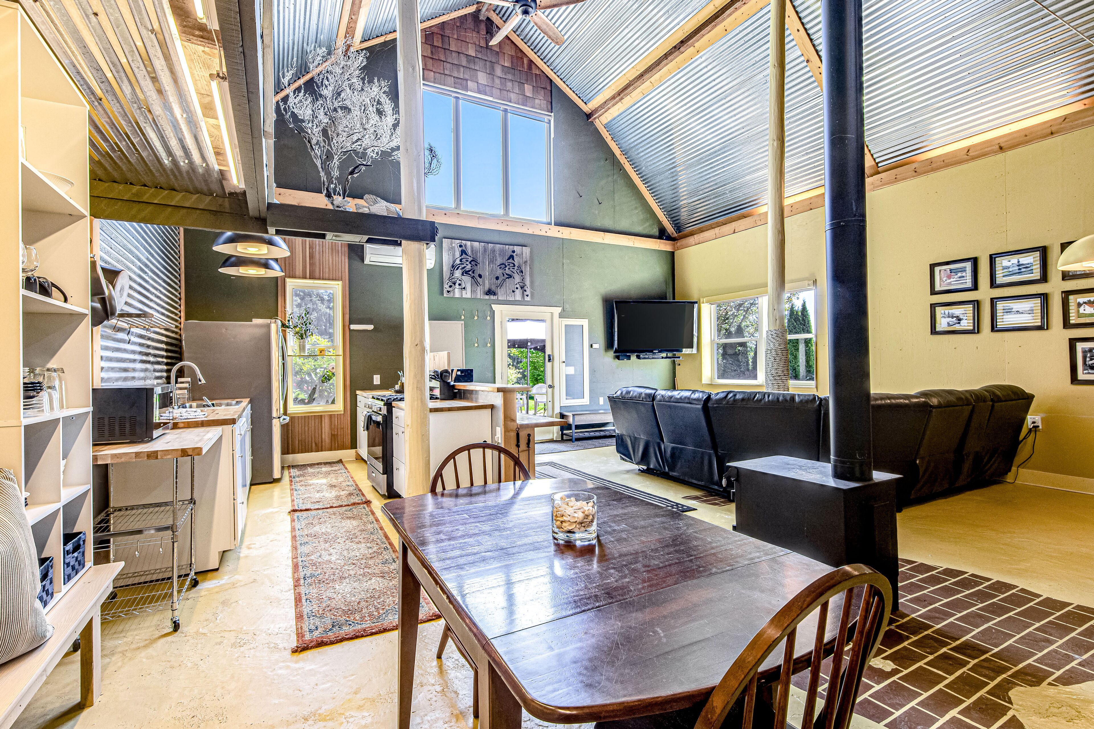 Lovely modern home w/ high speed WiFi, wood stove, full kitchen, & washer/dryer