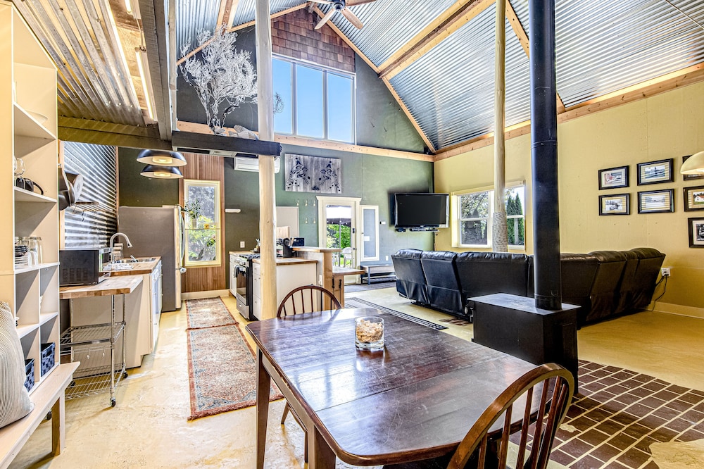Lovely modern home w/ high speed WiFi, wood stove, full kitchen, & washer/dryer