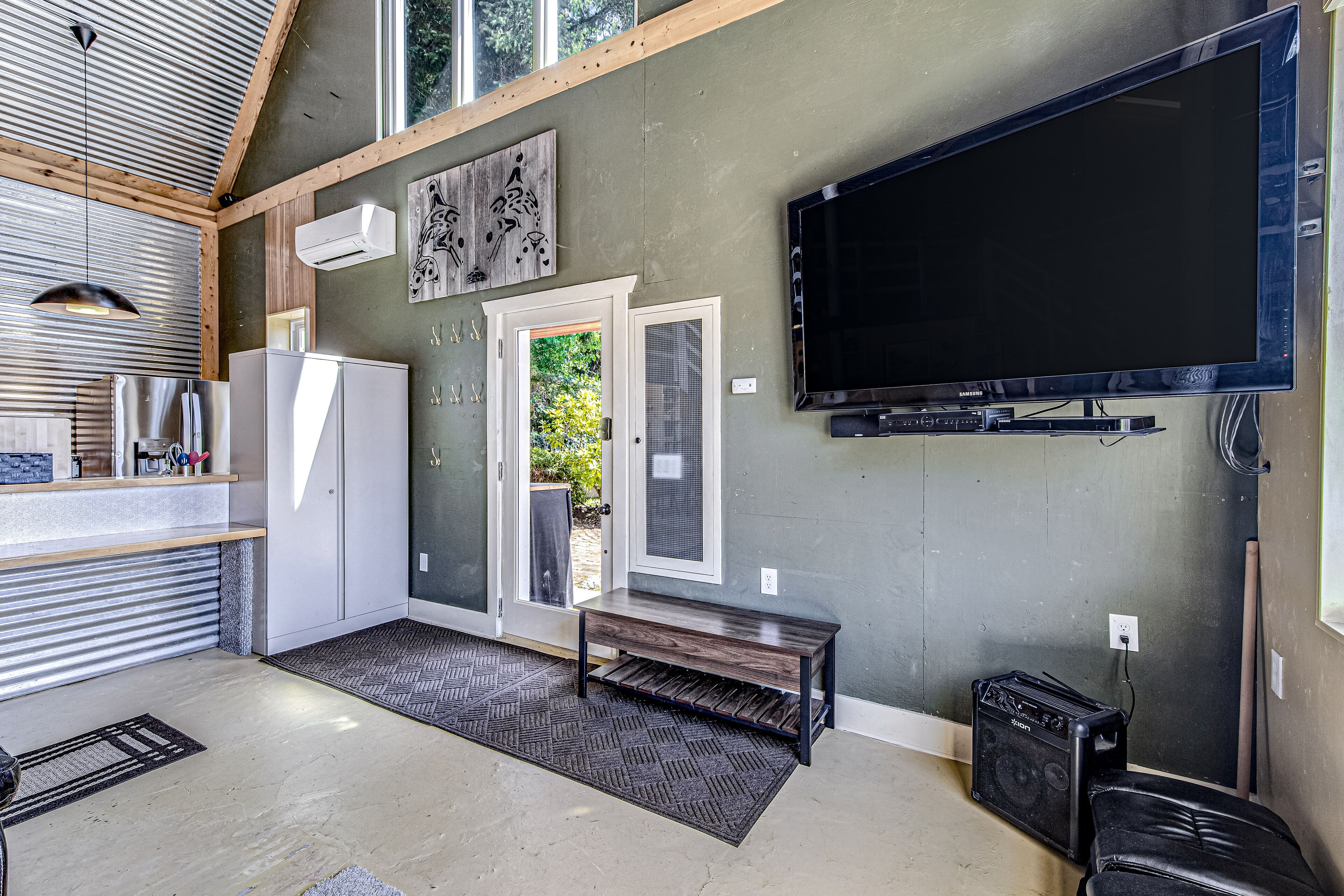 Lovely modern home w/ high speed WiFi, wood stove, full kitchen, & washer/dryer