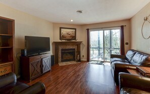Condo (WatersEdge - POOL & Clubhouse across ) | Living room