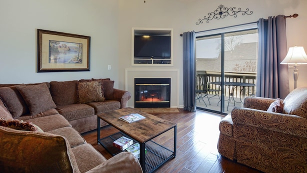 Condo (Highland Hideaway- Beautiful remodel ) | Living room - Highland Hideaway (Branson)