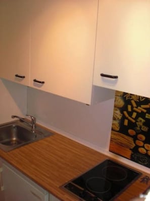 Een koelkast, een microgolfoven, een koffiezetapparaat/waterkoker