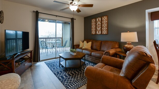 Condo (Overlook @ Eagles Nest - Updated - Cl) | Living room - Overlook at Eagles Nest (Branson)
