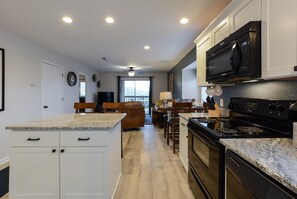 Condo (Overlook @ Eagles Nest - Updated - Cl) | Cocina privada | Refrigerador, microondas, parrilla de estufa y lavavajillas 