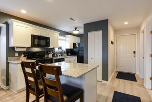 Condo (Overlook @ Eagles Nest - Updated - Cl) | Cocina privada | Refrigerador, microondas, parrilla de estufa y lavavajillas 