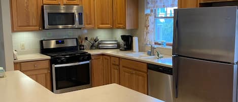 Jääkaappi, mikroaaltouuni, uuni, liesi