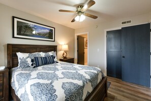 Condo (Libby's Perch - NO STEPS - OUTDOOR P) | 2 bedrooms, free WiFi