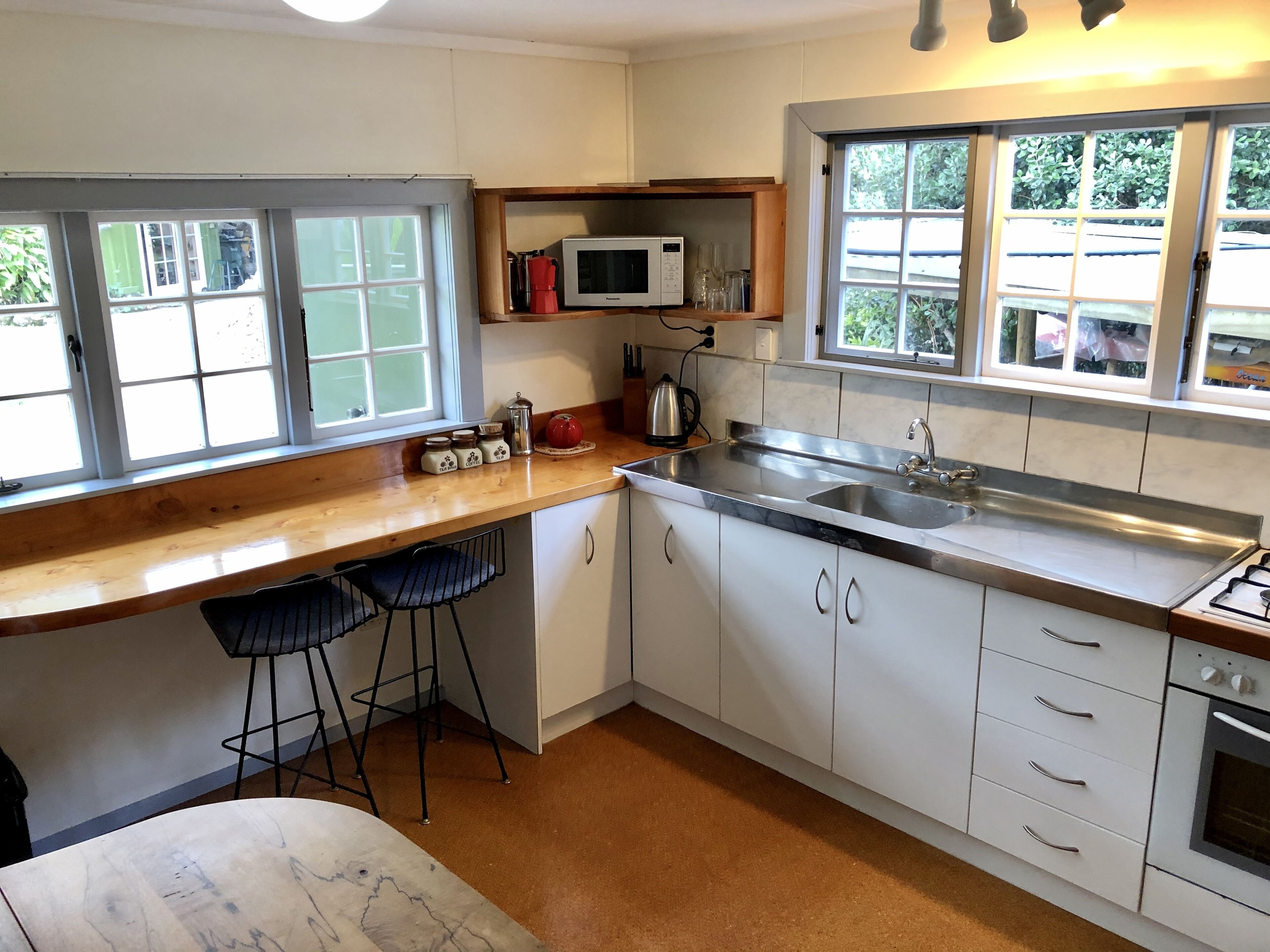 Køleskab, mikrobølgeovn, ovn, kogeplade