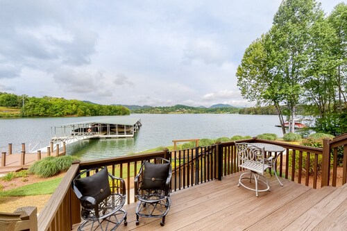 Inviting lakefront home with dock, deck, WiFi  & central A/C