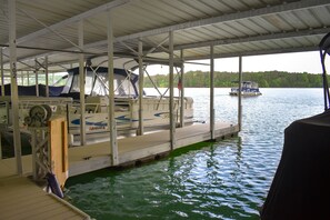Marina - Inviting lakefront home with dock, deck, WiFi & central A/C (Hiawassee)