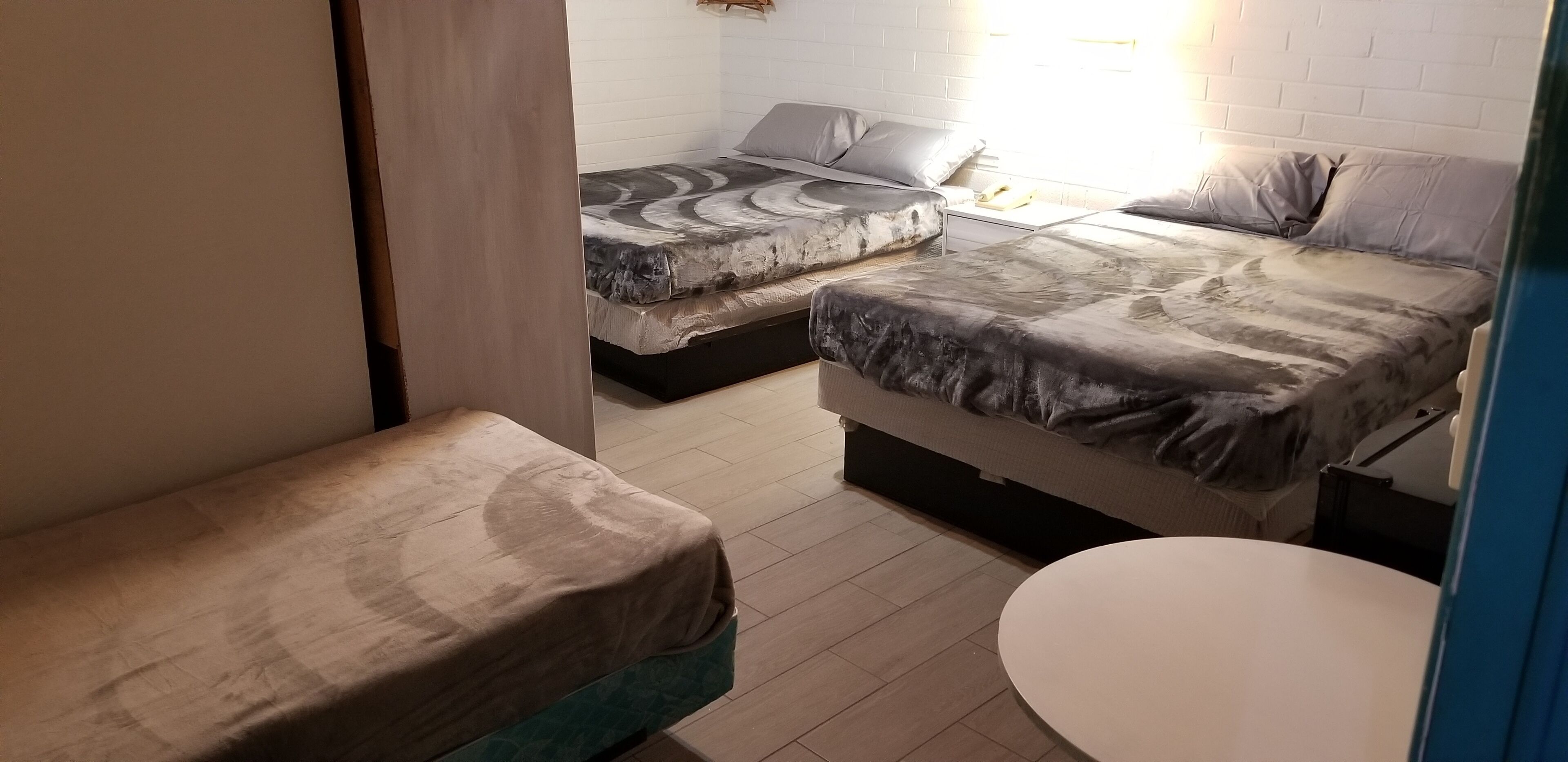 1 habitación, tabla de planchar con plancha, wifi gratis y ropa de cama 