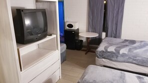 1 habitación, tabla de planchar con plancha, wifi gratis y ropa de cama 