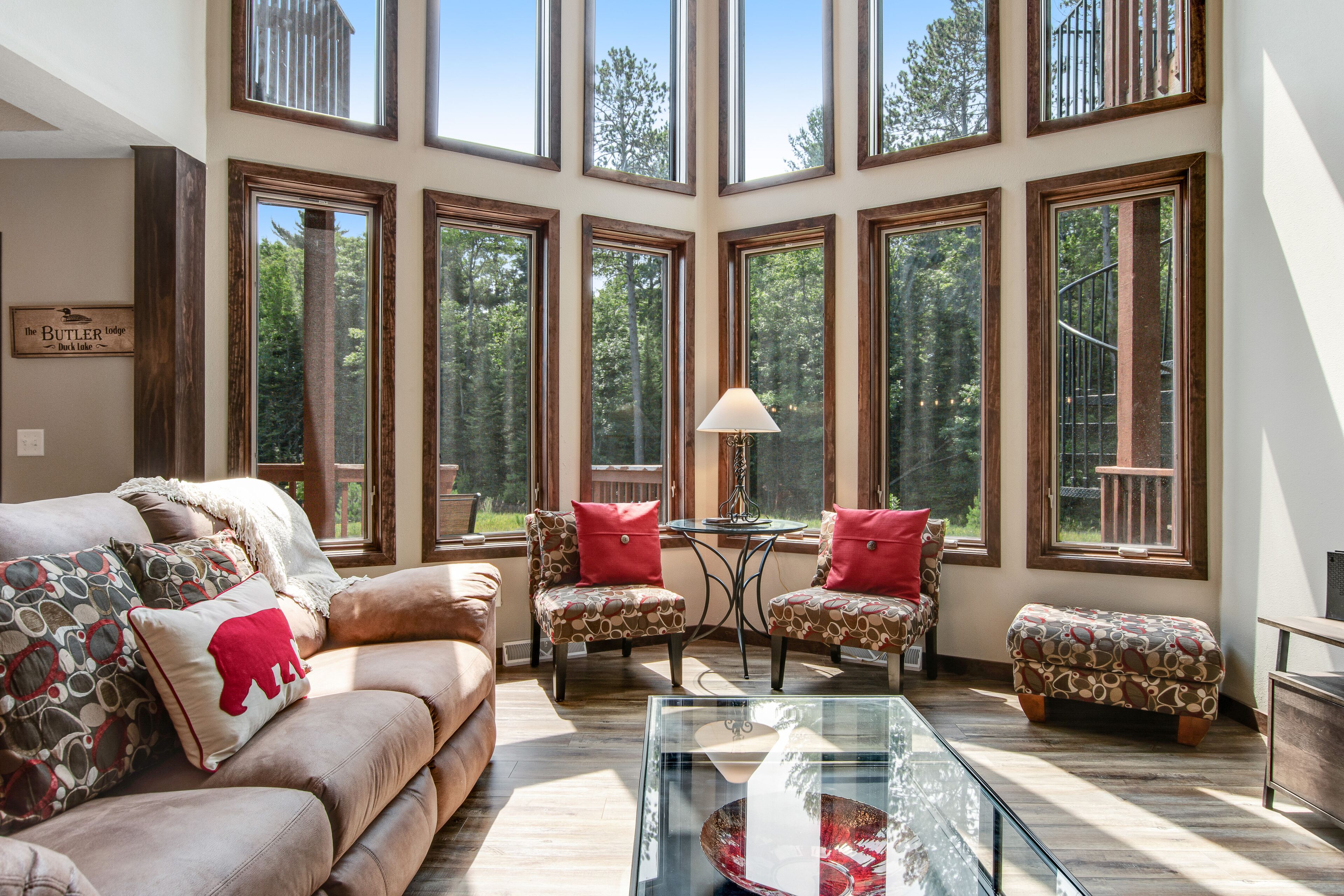 Gorgeous, three-story condo with free WiFi, theater room & lake access