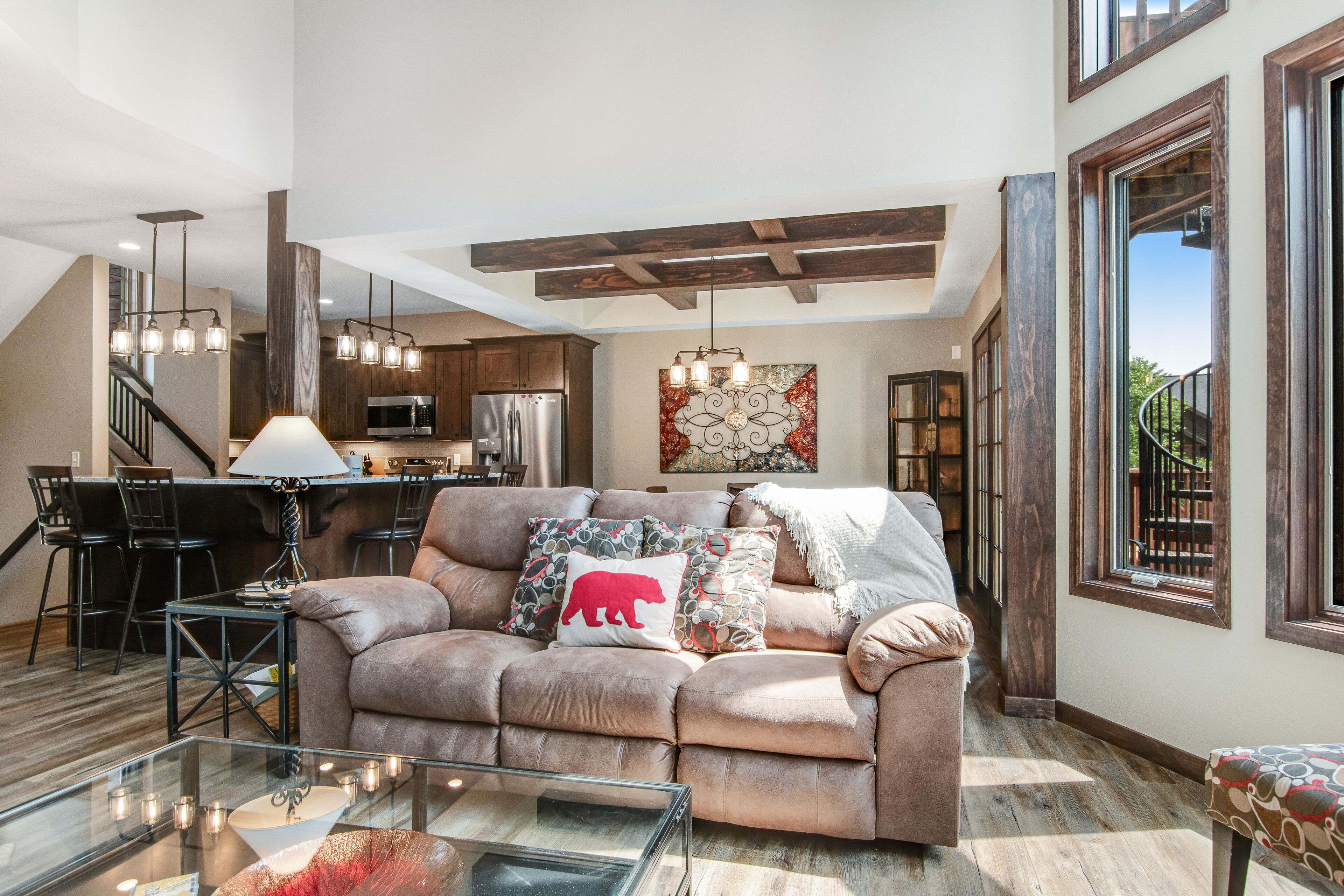 Gorgeous, three-story condo with free WiFi, theater room & lake access