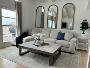 Smart TV, books - BEACHFRONT PROPERTY! BEST L.A. LOCATION! (Los Angeles)