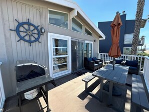 Outdoor dining - BEACHFRONT PROPERTY! BEST L.A. LOCATION! (Los Angeles)