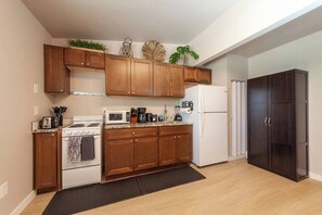 Cafetera y tetera, refrigerador, microondas y horno 