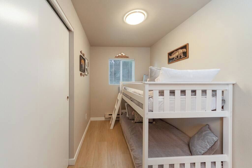 2 bedrooms, bed sheets