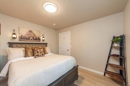 Cozy Duplex Unit - Beautiful Lake Views!