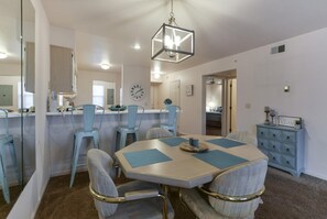 Condo (Shortgrass Stay -POOLS are OPEN! - Re) | Cozinha privada | Geladeira, micro-ondas, cooktop, lava-louças