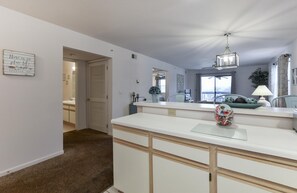 Kondominium (Shortgrass Stay -POOLS are OPEN! - Re) | Dapur pribadi | Lemari es, microwave, kompor, dan mesin pencuci piring